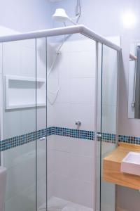 圣保罗HOSTEL CUARTO的一个带水槽的玻璃淋浴间