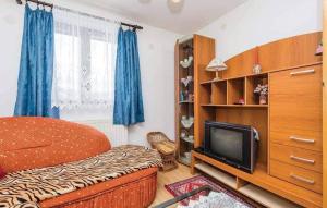 拉夫纳格拉Apartman Svetličić的一间卧室配有一张床,并在一间客房内配有电视。
