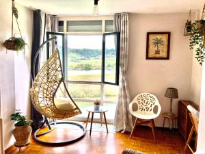 里瓦德塞利亚Apartamento con vistas espectaculares al rio Sella的客厅配有椅子和窗户