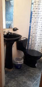La CapillaCabaña El Mirador M&G的浴室设有黑色的卫生间和水槽。