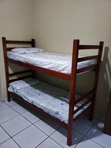 乌巴图巴贝托旅馆的客房内的一张双层床