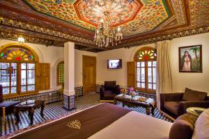 非斯Riad Marjana suites & Spa的酒店客房,配有一张床和吊灯