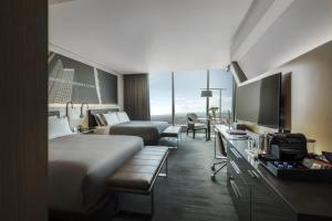 洛杉矶洛杉矶市中心洲际酒店的酒店客房设有两张床和一台平面电视。