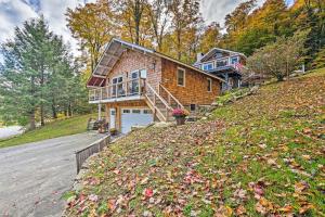 斯特拉顿Stratton Mountain Home with View - 2 Mi to Ski Lift!的山边的房子