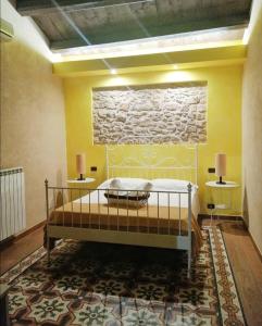 皮亚扎-阿尔梅里纳安提奇夸尔提埃里旅馆的一间卧室配有一张床和两张带台灯的桌子。