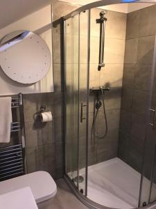 索利赫尔Haymills Guesthouse的带淋浴的浴室和玻璃门