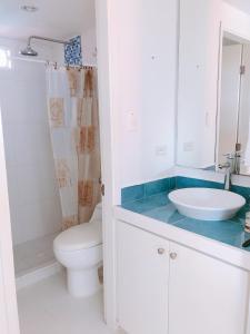 圣安德烈斯Sitio exclusivo y tranquilo的白色的浴室设有水槽和卫生间。