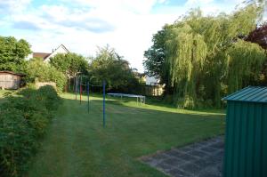 格洛米茨Haus Garten am Meer的草地上有一个篮球架的院子