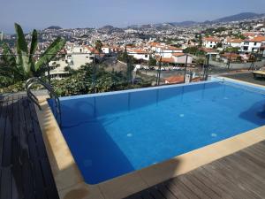 丰沙尔Villa Boa Vista的建筑物屋顶上的蓝色游泳池