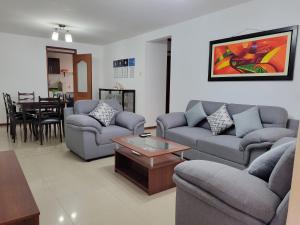 卡哈马卡Departamento Los Balcones的客厅配有两张沙发和一张桌子