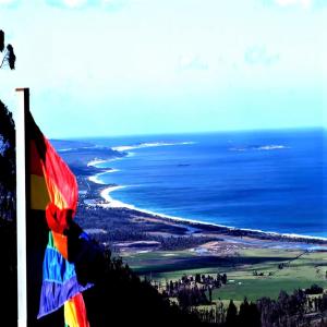Saint Marys卢米拉生态山林小屋的悬挂海洋旁旗帜的人