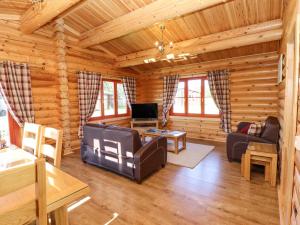 奥克姆Rowan Lodge的小木屋内的客厅