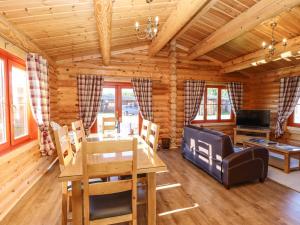 奥克姆Rowan Lodge的小木屋内带桌椅的用餐室