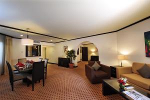 雅加达雅加达普罗福圖酒店的客厅配有沙发和桌子