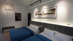 花莲市花莲温叨行旅HYGGE－可包栋的一间卧室设有两张床和篮球架