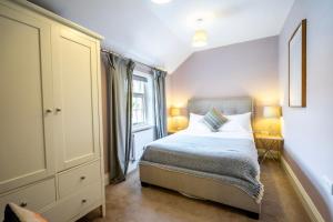 约克Middlethorpe Manor - No 4 Relaxation and Peace的一间小卧室,配有床和窗户