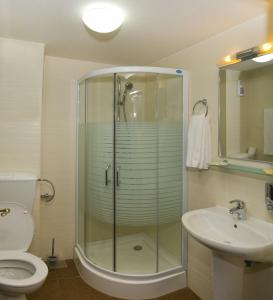 古拉哈莫卢洛伊托卡贝勒芙酒店的带淋浴、卫生间和盥洗盆的浴室