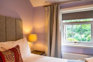 约克Middlethorpe Manor - No 6 Tranquility & Ease的一间卧室设有一张床和一个窗口