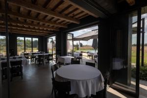 拉文纳Sei Sequoie的用餐室设有桌椅和窗户。