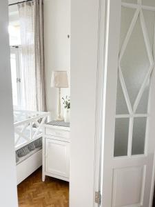 哈普萨卢Hapsal Dietrich apartemendid的一间设有床铺的房间的白色门