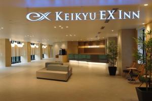 东京KEIKYU EX INN Haneda Innovation City的大堂,标有读x kelvin的标牌