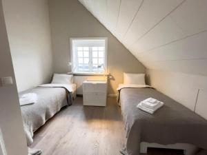 格林达维克Kristinsson Apartments的阁楼间 - 带两张床和窗户