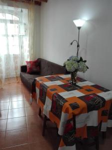 TopoMoradia Machado的客厅配有桌子和沙发