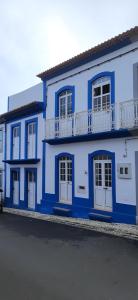 TopoMoradia Machado的蓝色和白色的建筑,设有阳台