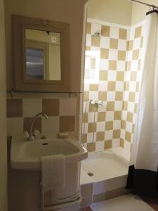 圣艾尼昂拉提拉希德塔芙度假屋的浴室配有盥洗盆和带镜子的淋浴