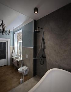 莱比锡Flat in neo country style aus Gründerzeit bis 6 Person的带浴缸和盥洗盆的浴室