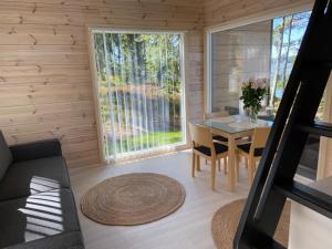 JorvasVilla Varis的小木屋内的小客厅配有桌椅