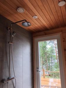 JorvasVilla Varis的带淋浴的浴室,带玻璃门