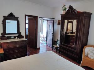 DegoladosCasa BENVINDHA的一间卧室配有一张床、梳妆台和镜子
