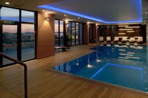 杜布罗夫尼克亚德里亚酒店的美景别墅内的游泳池