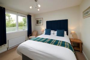 因弗内斯布雷住宿加早餐旅馆的一间卧室配有一张大床和蓝色床头板