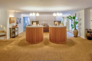 Skarrild斯凯里尔之家西纳图尔会议中心酒店的一间房间中间设有两张桌子的房间