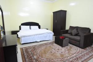 哈伊勒العييري للشقق المفروشة حائل 3的客厅配有床和沙发