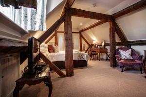莫顿因马什The White Hart Royal, Moreton-in-Marsh, Cotswolds的一间卧室配有一张床和一张书桌