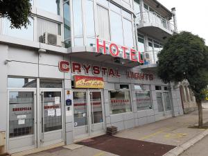 皮罗特HOTEL Crystal Lights的前面有标志的酒店