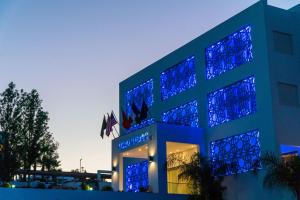 米迪克Hôtel Tamuda Beach的上面有蓝色的灯的建筑