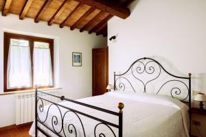 蒙特普齐亚诺Agriturismo Cavalierino的卧室配有一张白色大床