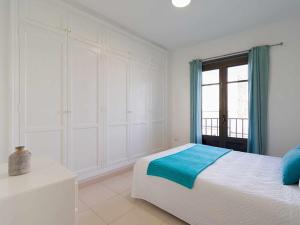 阿雷西费Mahostly Apartamento Comillas PB的白色的卧室设有床和窗户
