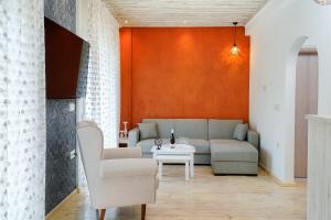 萨索斯Villa Gjoni的客厅配有沙发和桌子