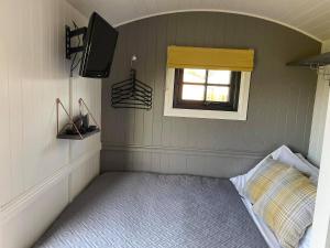 博德明On the Moor Shepherds Huts的小房间设有床和窗户