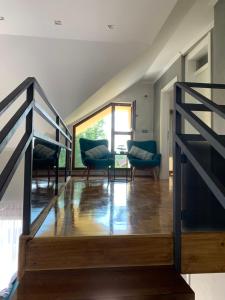 巴尼亚卢卡Family resort TRAPISTI的楼梯间,配有椅子和桌子