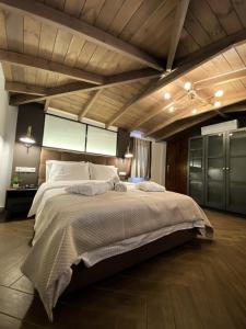 韦里亚FILEO ELEGANT LIVING的一间卧室设有一张带木制天花板的大床
