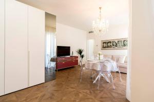维罗纳Madonna Montecchi Luxury Suite in Verona的一间带桌子的客厅和一间餐厅