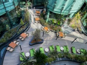 迪拜Al Khoory Sky Garden Hotel的享有花园的顶部景色