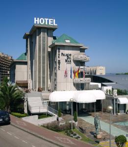 桑坦德Hotel Palacio del Mar的上面有标志的酒店
