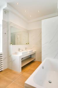 萨格勒布Royal residence Zagreb的白色的浴室设有水槽和镜子